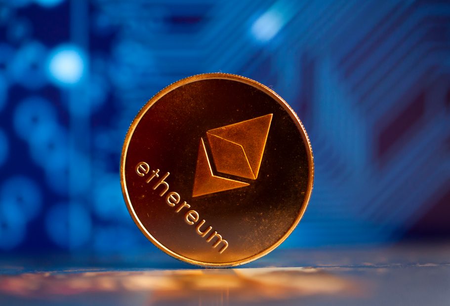 Eine Ethereum-Münze vor blauem Hintergrund