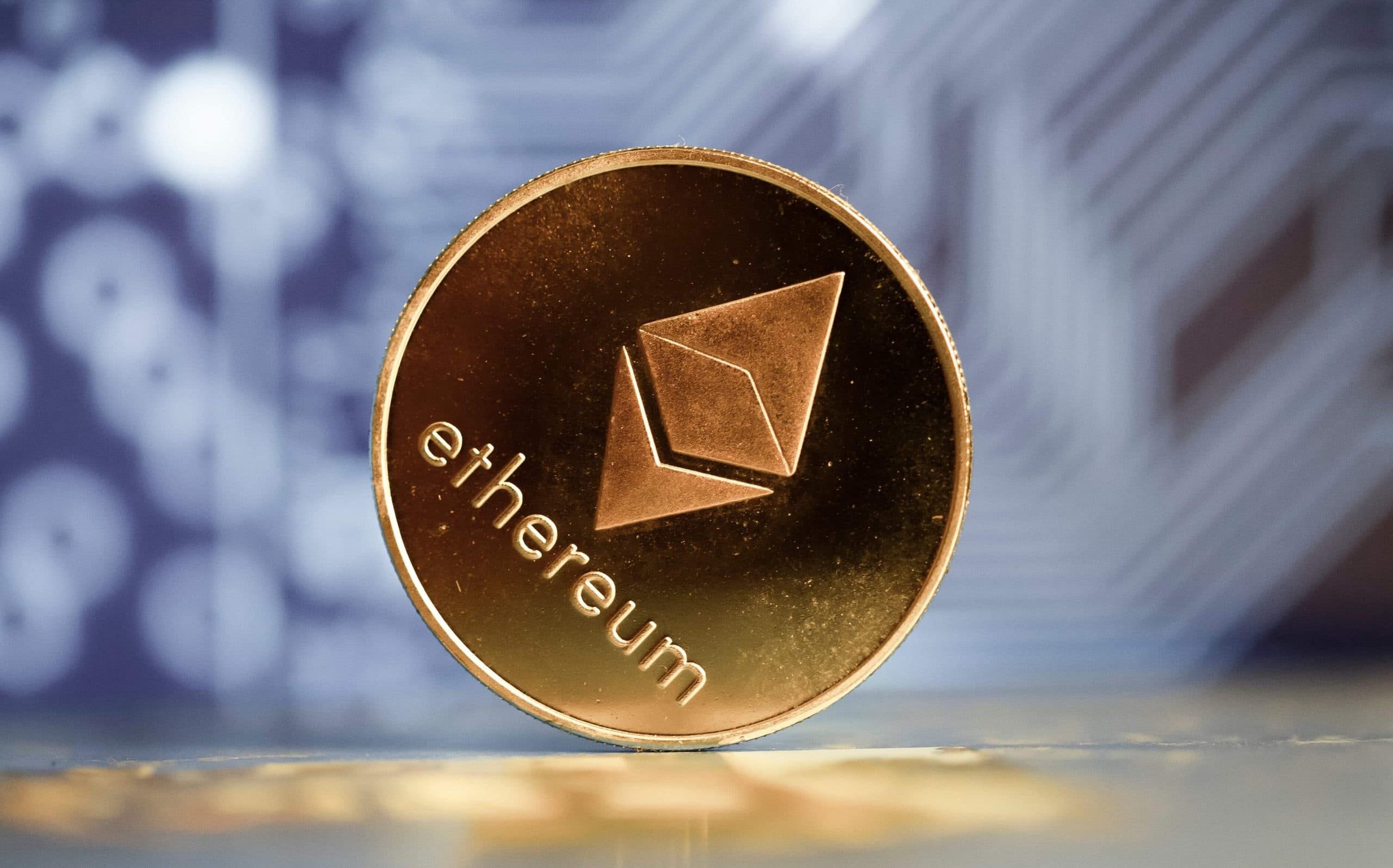 Eine Ethereum-Münze vor einem blauen Hintergrund
