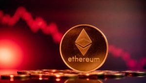 Ethereum-Münze vor rotem Hintergrund