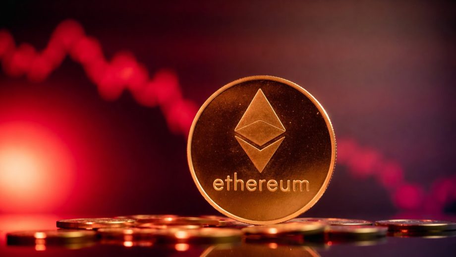 Ethereum-Münze vor rotem Hintergrund