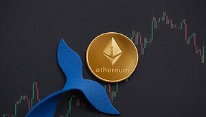 Eine glänzende goldene Ethereum-Münze neben der Form eines blauen Wals aus Papier sticht vor dem Hintergrund des Kryptowährungsdiagramms hervor und symbolisiert die enormen Möglichkeiten des digitalen Ozeans.