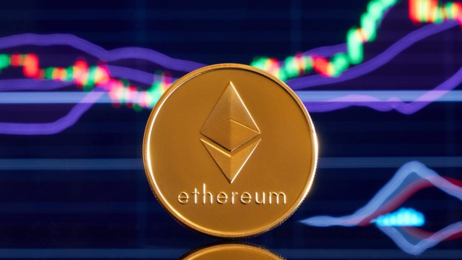 Eine physische Ethereum-Münze steht aufrecht vor einem digitalen Bildschirm, der schwankende Ethereum-Finanzcharts anzeigt.