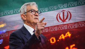Der US-Notenbanker Jerome Powell vor einer Iran-Flagge mit roten Zahlen
