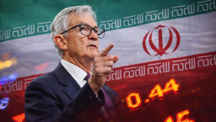 Der US-Notenbanker Jerome Powell vor einer Iran-Flagge mit roten Zahlen