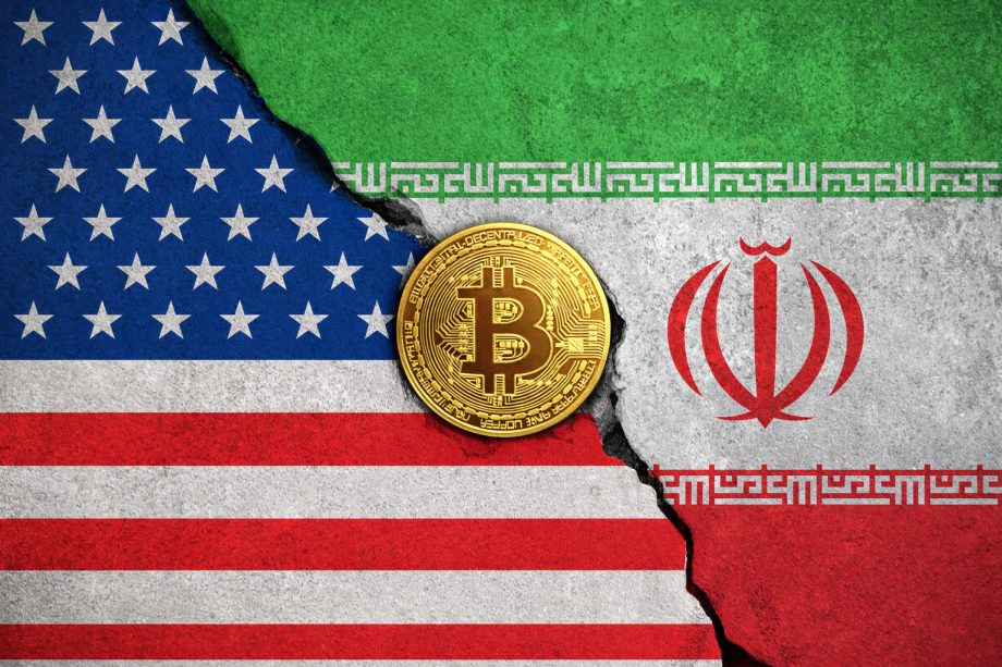 USA- und Iran-Flagge, dazwischen Bitcoin-Münze