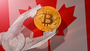 Das Bild zeigt eine symbolische Darstellung zum Thema Krypto-Regulierung in Kanada. Im Hintergrund ist deutlich die kanadische Flagge mit dem roten Ahornblatt zu erkennen. Im Vordergrund befindet sich eine goldene Bitcoin-Münze, die von einer Metallzange festgehalten und sichtbar zusammengedrückt wird.