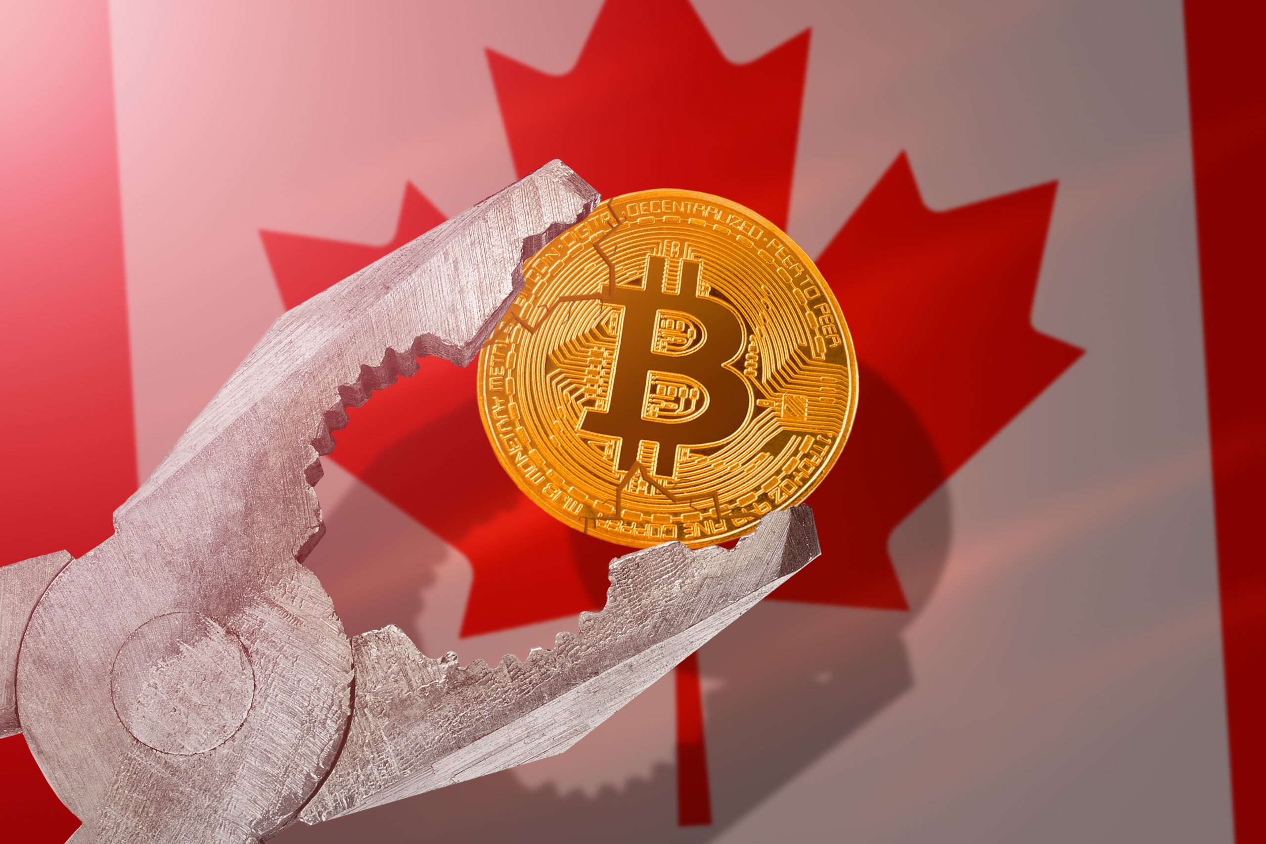 Das Bild zeigt eine symbolische Darstellung zum Thema Krypto-Regulierung in Kanada. Im Hintergrund ist deutlich die kanadische Flagge mit dem roten Ahornblatt zu erkennen. Im Vordergrund befindet sich eine goldene Bitcoin-Münze, die von einer Metallzange festgehalten und sichtbar zusammengedrückt wird.