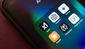 Handy-Bildschirm mit Apps von KI-Anbietern