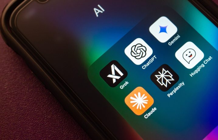 ChatGPT, Gemini und Co. nehmen einen immer größeren Teil im Leben der Menschen ein Handy-Bildschirm mit Apps von KI-Anbietern