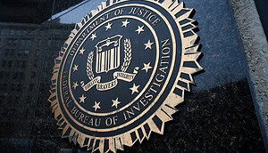 Das Bild zeigt das offizielle Emblem des Federal Bureau of Investigation, angebracht an einer Gebäudewand.
