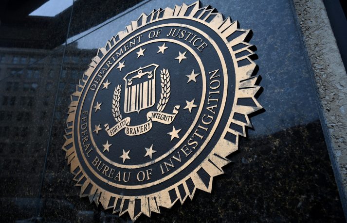 Das Bild zeigt das offizielle Emblem des Federal Bureau of Investigation, angebracht an einer Gebäudewand.