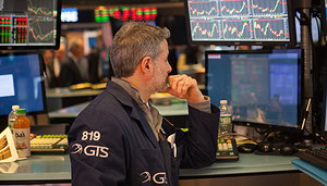 Trader an New York Stock Exchange schaut auf Bildschirme