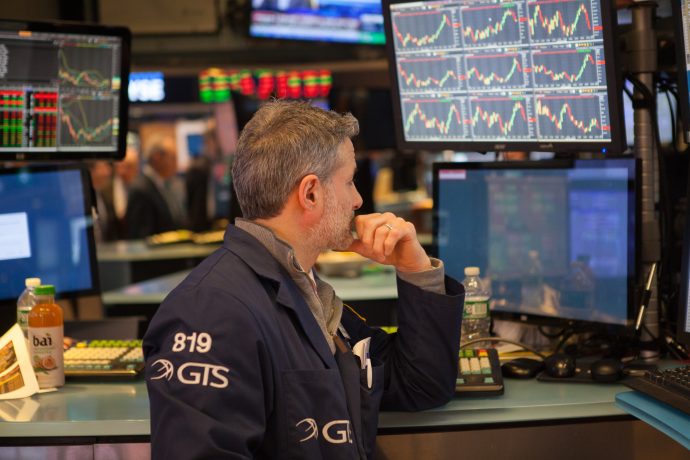 Trader an New York Stock Exchange schaut auf Bildschirme