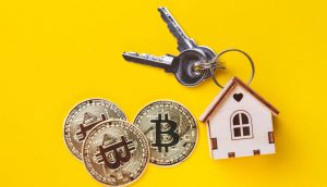 Bitcoin-Münzen und ein Immobilien-Symbol