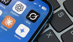 KI-Apps wie ChatGPT auf einem Handy-Bildschirm