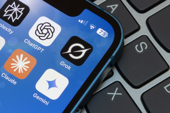 KI-Apps wie ChatGPT auf einem Handy-Bildschirm