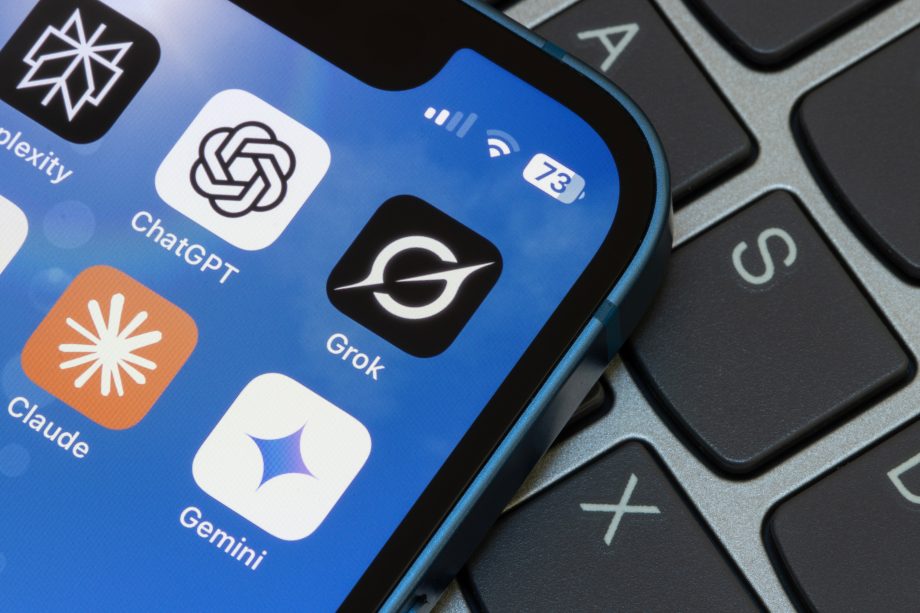 KI-Apps wie ChatGPT auf einem Handy-Bildschirm