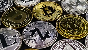 Eine Nahaufnahme verschiedener physischer Münzen, die verschiedene Kryptowährungen repräsentieren, darunter Bitcoin, Dogecoin und Litecoin.