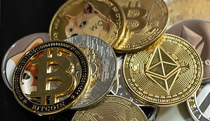 Ein Haufen verschiedener Krypto-Münzen. Von Bitcoin bis Dogecoin.