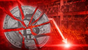 Bitcoin-Münze zerbricht, dahinter rötlich gefärbte Mining-Geräte