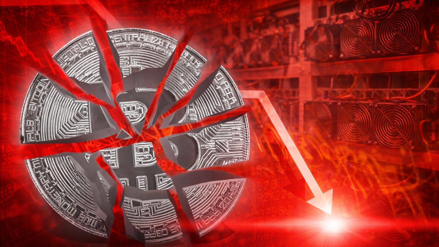 Bitcoin-Münze zerbricht, dahinter rötlich gefärbte Mining-Geräte