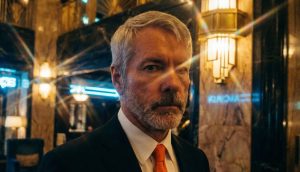 Michael Saylor mit orangener "Bitcoin-Krawatte"