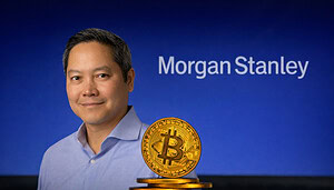 Ein professionell wirkender Mann in einem hellblauen Hemd steht auf der linken Seite des Bildes und ist etwas kleiner dargestellt, mit einem ruhigen Lächeln. Im Vordergrund rechts befindet sich ein Stapel glänzender goldener Bitcoin-Münzen. Im Hintergrund ist ein blauer Farbverlauf zu sehen, auf dem das weiße „Morgan Stanley“-Logo klar erkennbar, aber leicht unscharf dargestellt ist – eine saubere, finanzbezogene Bildkomposition.