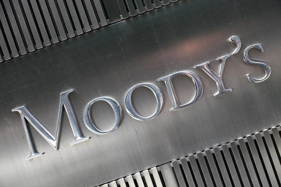 Detailaufnahme des Moody’s-Schriftzugs auf einer metallischen Oberfläche am Firmensitz des US-Ratingunternehmens