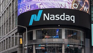 Nasdaq-Logo an Gebäude der Börse
