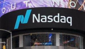 Nasdaq-Logo an Gebäude der Börse