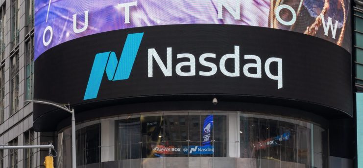 Nasdaq-Logo an Gebäude der Börse