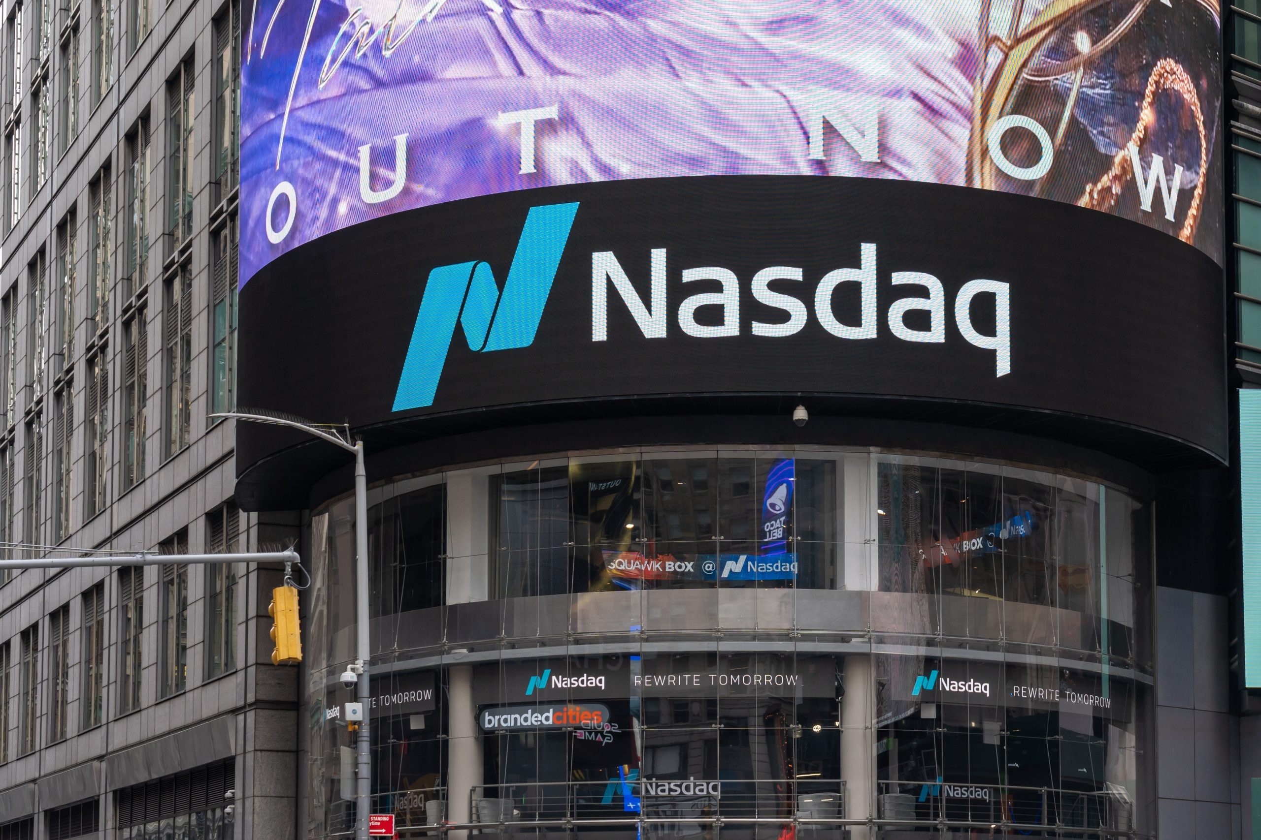 Nasdaq-Logo an Gebäude der Börse