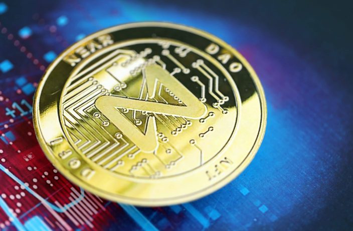NEAR: Kann der DeFi-Token nachhaltig von der KI-Adoption profitieren? Eine Near-Münze vor einem blauen Hintergrund
