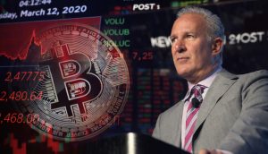 Ein Mann im Anzug rechts neben einer transparenten Bitcoin-Münze. Im Hintergrund eine Anzeigetafel mit roten Zahlen vom Aktienmarkt