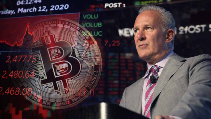 Stehen die Weltmärkte und Bitcoin vor dem nächsten, historischen Crash? Ein Mann im Anzug rechts neben einer transparenten Bitcoin-Münze. Im Hintergrund eine Anzeigetafel mit roten Zahlen vom Aktienmarkt