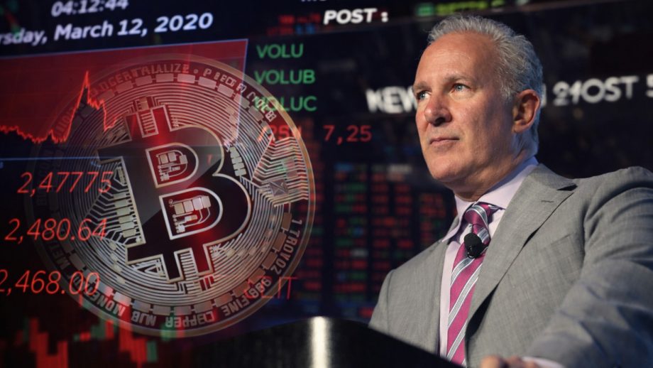 Ein Mann im Anzug rechts neben einer transparenten Bitcoin-Münze. Im Hintergrund eine Anzeigetafel mit roten Zahlen vom Aktienmarkt