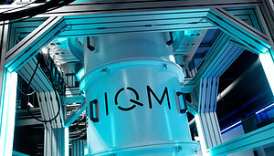 Ein Quantencomputer des Start-ups IQM Germany steht in einem Rechenzentrum. IQM baut den europäischen Quantenrechner Euro-Q-Exa für das Leibniz-Rechenzentrum (LRZ). Die Anschaffung des Quantensystems Euro-Q-Exa am LRZ sichert dem Freistaat eine führende Stellung bei Quantentechnologie in Europa.