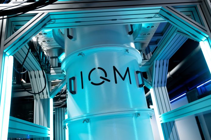 Ein Quantencomputer des Start-ups IQM Germany steht in einem Rechenzentrum. IQM baut den europäischen Quantenrechner Euro-Q-Exa für das Leibniz-Rechenzentrum (LRZ). Die Anschaffung des Quantensystems Euro-Q-Exa am LRZ sichert dem Freistaat eine führende Stellung bei Quantentechnologie in Europa.