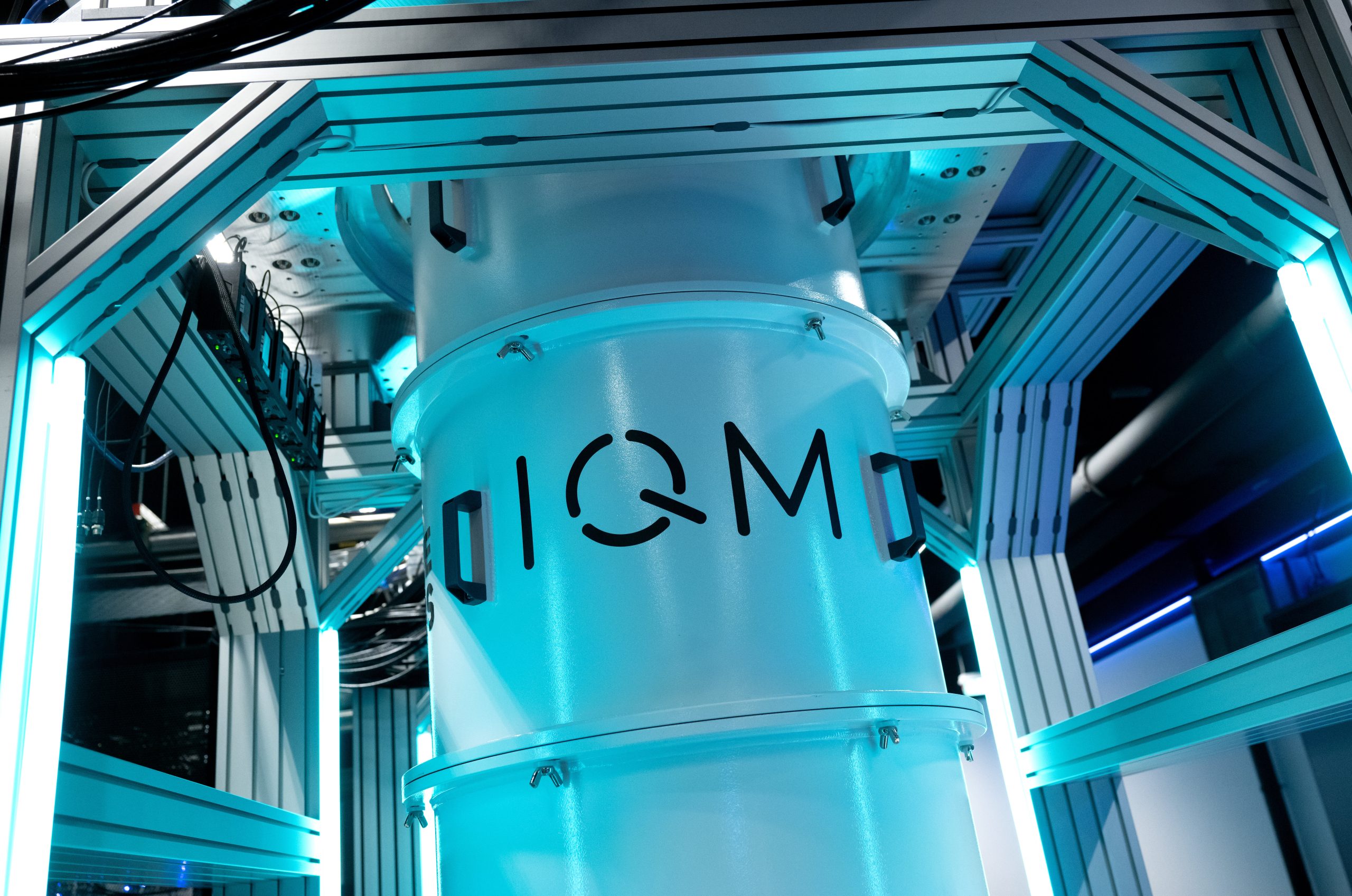 Ein Quantencomputer des Start-ups IQM Germany steht in einem Rechenzentrum. IQM baut den europäischen Quantenrechner Euro-Q-Exa für das Leibniz-Rechenzentrum (LRZ). Die Anschaffung des Quantensystems Euro-Q-Exa am LRZ sichert dem Freistaat eine führende Stellung bei Quantentechnologie in Europa.
