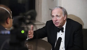 Ray Dalio im Anzug im Interview