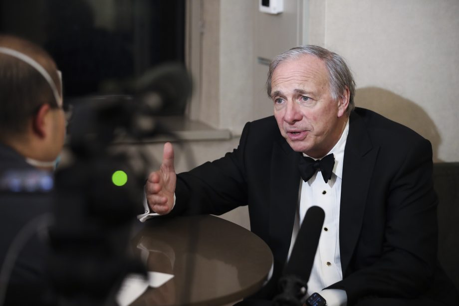 Ray Dalio im Anzug im Interview