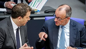 Das Bild zeigt Bundeskanzler Friedrich Merz (r, CDU) und Lars Klingbeil (SPD), Bundesminister der Finanzen, Vizekanzler und SPD-Bundesvorsitzender, bei einer Besprechung zum Altersvorsorgedepot, das die Riester-Rente ablöst.