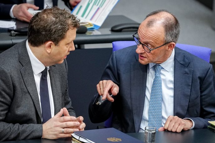 Das Bild zeigt Bundeskanzler Friedrich Merz (r, CDU) und Lars Klingbeil (SPD), Bundesminister der Finanzen, Vizekanzler und SPD-Bundesvorsitzender, bei einer Besprechung zum Altersvorsorgedepot, das die Riester-Rente ablöst.