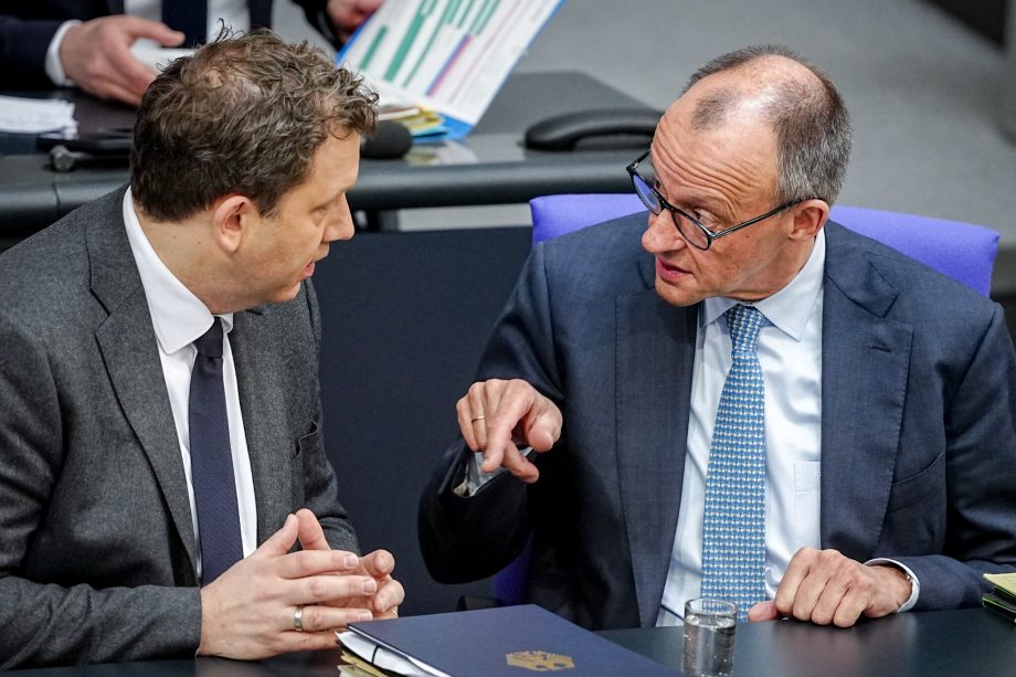 Das Bild zeigt Bundeskanzler Friedrich Merz (r, CDU) und Lars Klingbeil (SPD), Bundesminister der Finanzen, Vizekanzler und SPD-Bundesvorsitzender, bei einer Besprechung zum Altersvorsorgedepot, das die Riester-Rente ablöst.