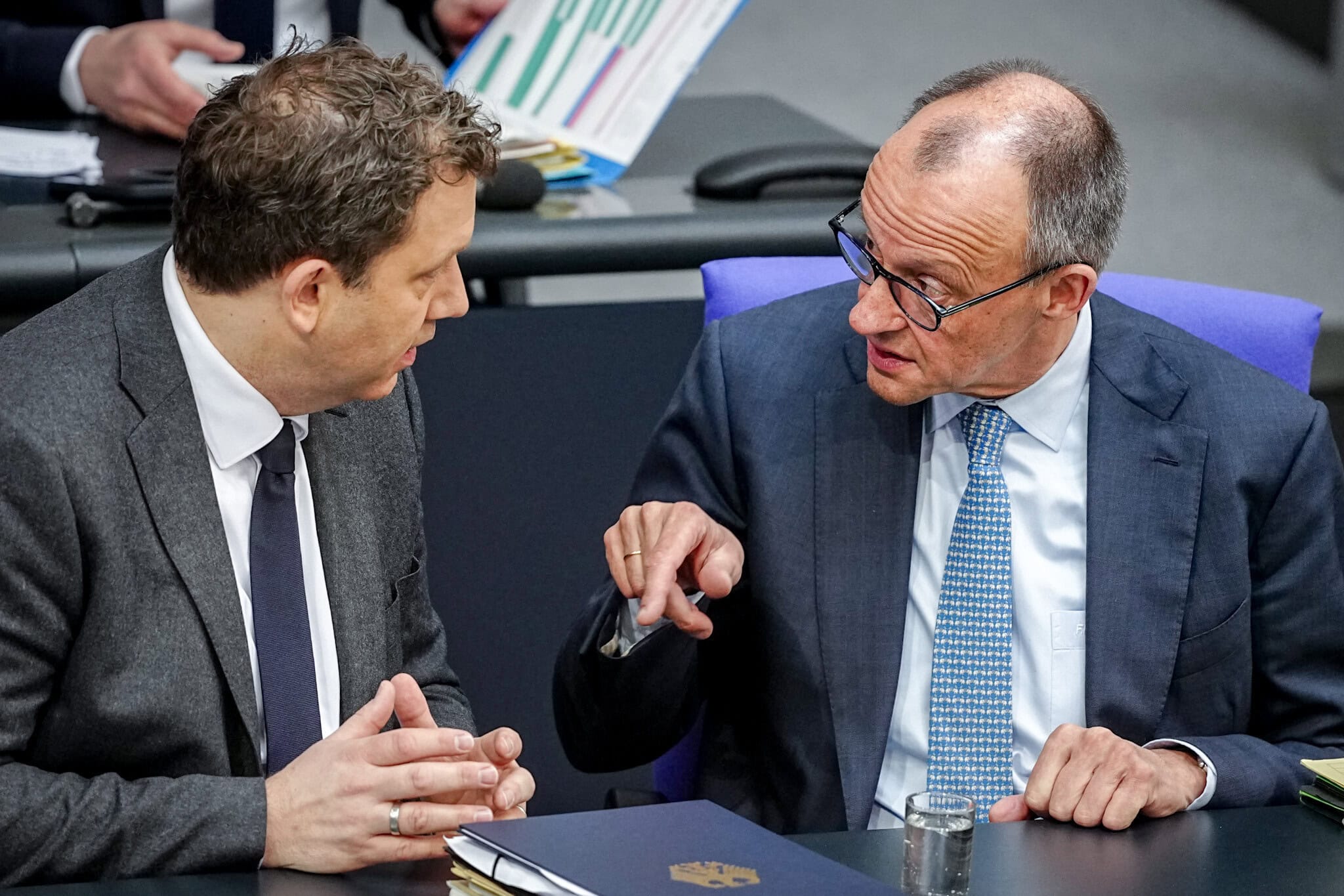 Das Bild zeigt Bundeskanzler Friedrich Merz (r, CDU) und Lars Klingbeil (SPD), Bundesminister der Finanzen, Vizekanzler und SPD-Bundesvorsitzender, bei einer Besprechung zum Altersvorsorgedepot, das die Riester-Rente ablöst.