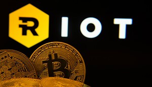 Logo von RIOT, davor Bitcoin-Münzen