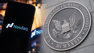 Eine Montage, die links ein Smartphone mit dem Nasdaq-Logo und rechts das SEC-Wappen an einer Wand zeigt