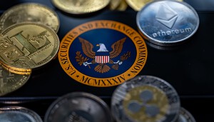 Das Siegel der US-Börsenaufsicht SEC ist zentral dargestellt, umgeben von physischen Darstellungen verschiedener Kryptowährungen wie Bitcoin, Ethereum und XRP