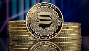 Eine Solana-Münze vor blauem Hintergrund