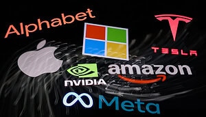 Alphabet, Microsoft, Tesla, Apple, Nvidia, Amazon und Meta Logo auf schwarzem Hintergrund.